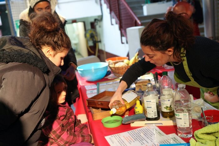 Fabriquer ses produits ménagers, découvrir les composants et labels existants dans ces derniers, parler des huiles essentielles, de leurs propriétés et de leurs dangers.