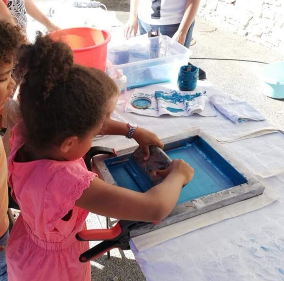 Atelier sérigraphie dans le jardin de la grande dîmière