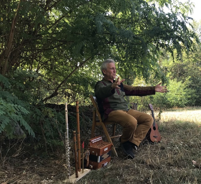 Un conteur, de la nature, de la musique, un cercle de petits et de grands pour écouter des récits et des mythes sur les plantes, les animaux et les pays du monde