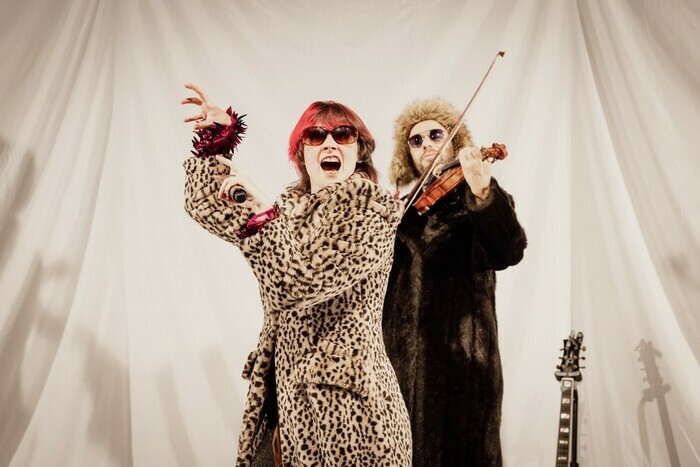 En apparence - Cie Illimitée Une fantaisie pop cousue main par Tony Melvil