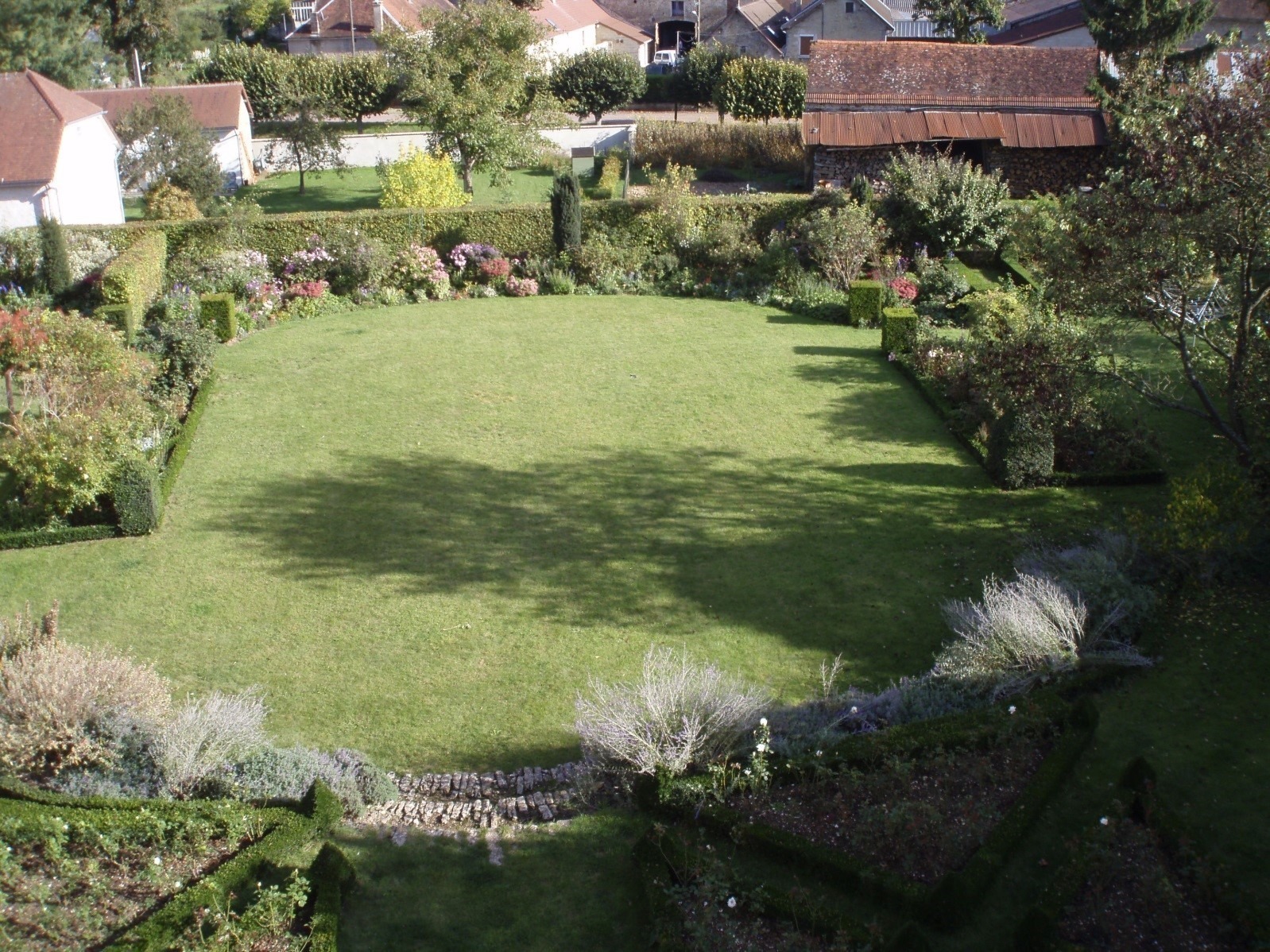 À la découverte d'un jardin remarquable en abord d'une église classée