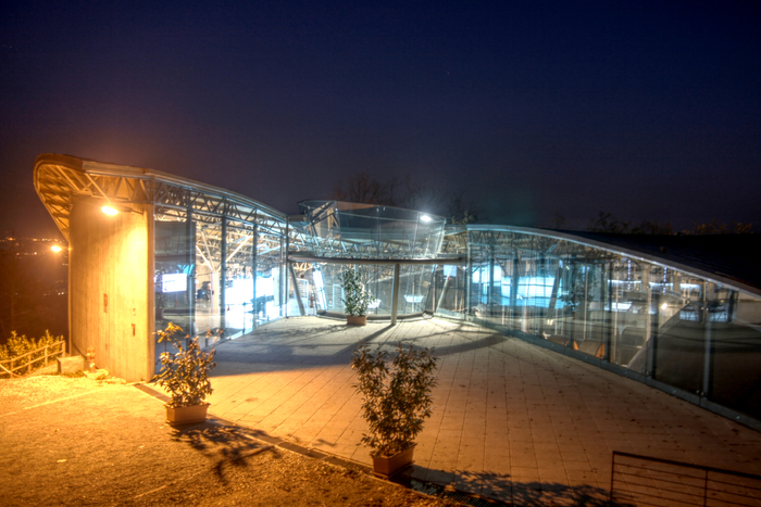 Infini.to by night