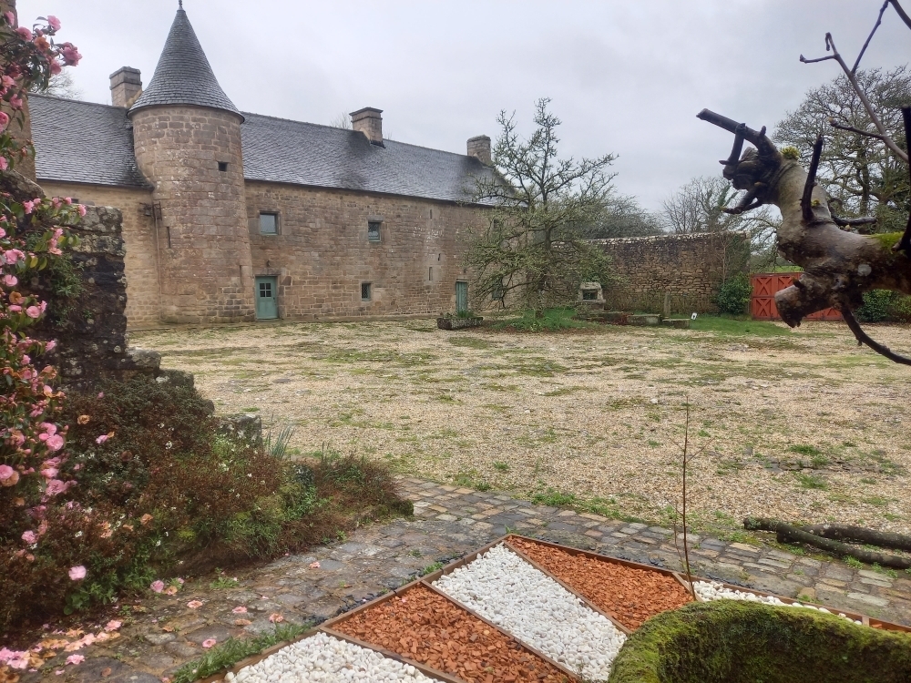 Exposition et massifs autour du regard dans le jardin