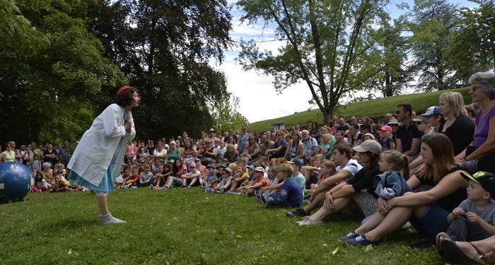 La célèbre Mathilde Eaudesource éminente spécialiste est attendue pour sa conférence spectacle sur le thème de l'eau avec ses invités d'honneur. Tout va t il se dérouler comme prévu ?