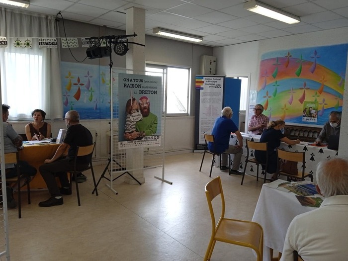 Mini Forum des associations de Ti ar Vro : Inscriptions aux cours de chant, breton, accordéon, rencontre avec les professeurs, présentation des associations, de la bibliothèque ...concert ...