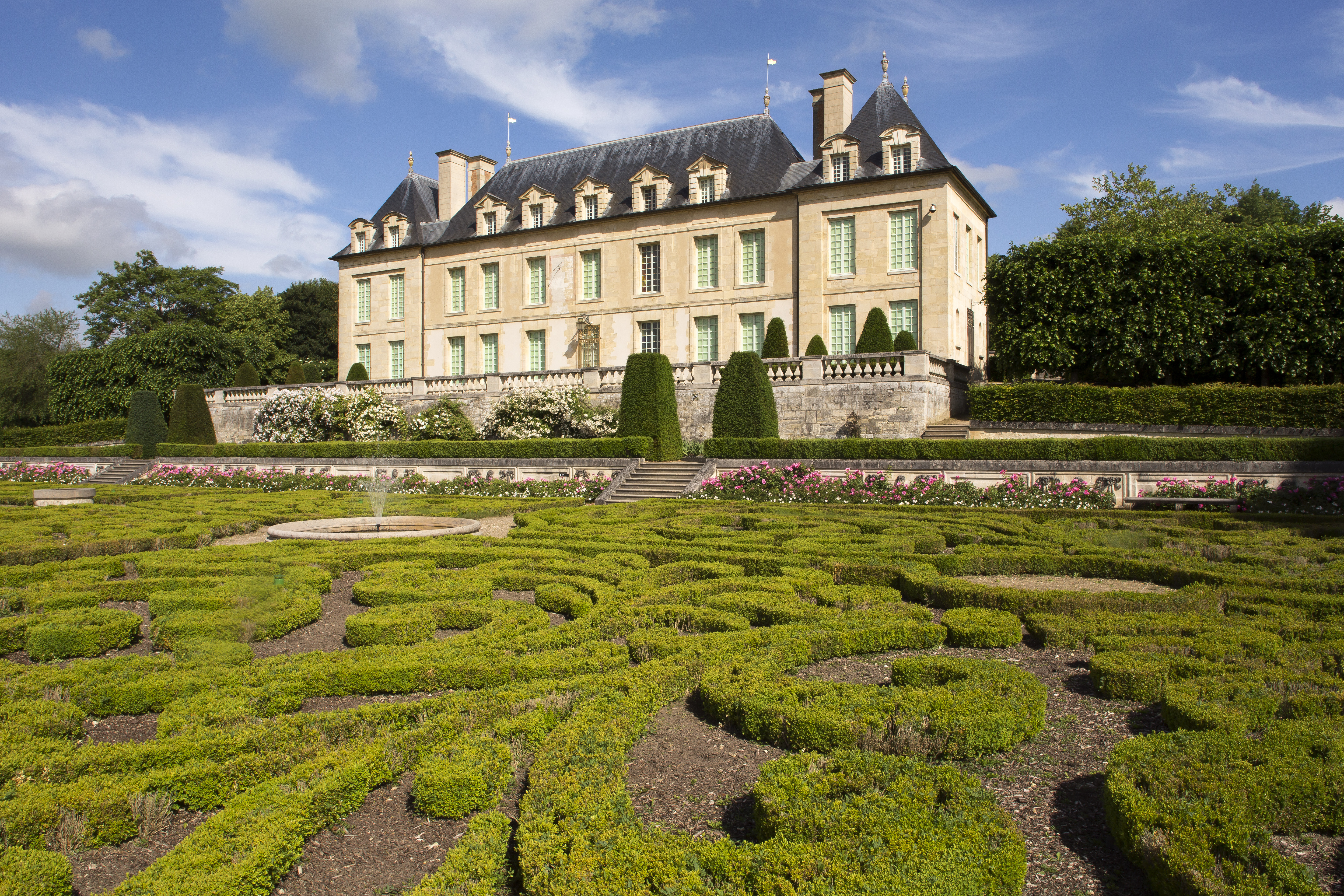 Exposition « Regards croisés, Van Gogh en héritage » au Château d'Auvers, des œuvres des collégiens de résidence d'artiste.