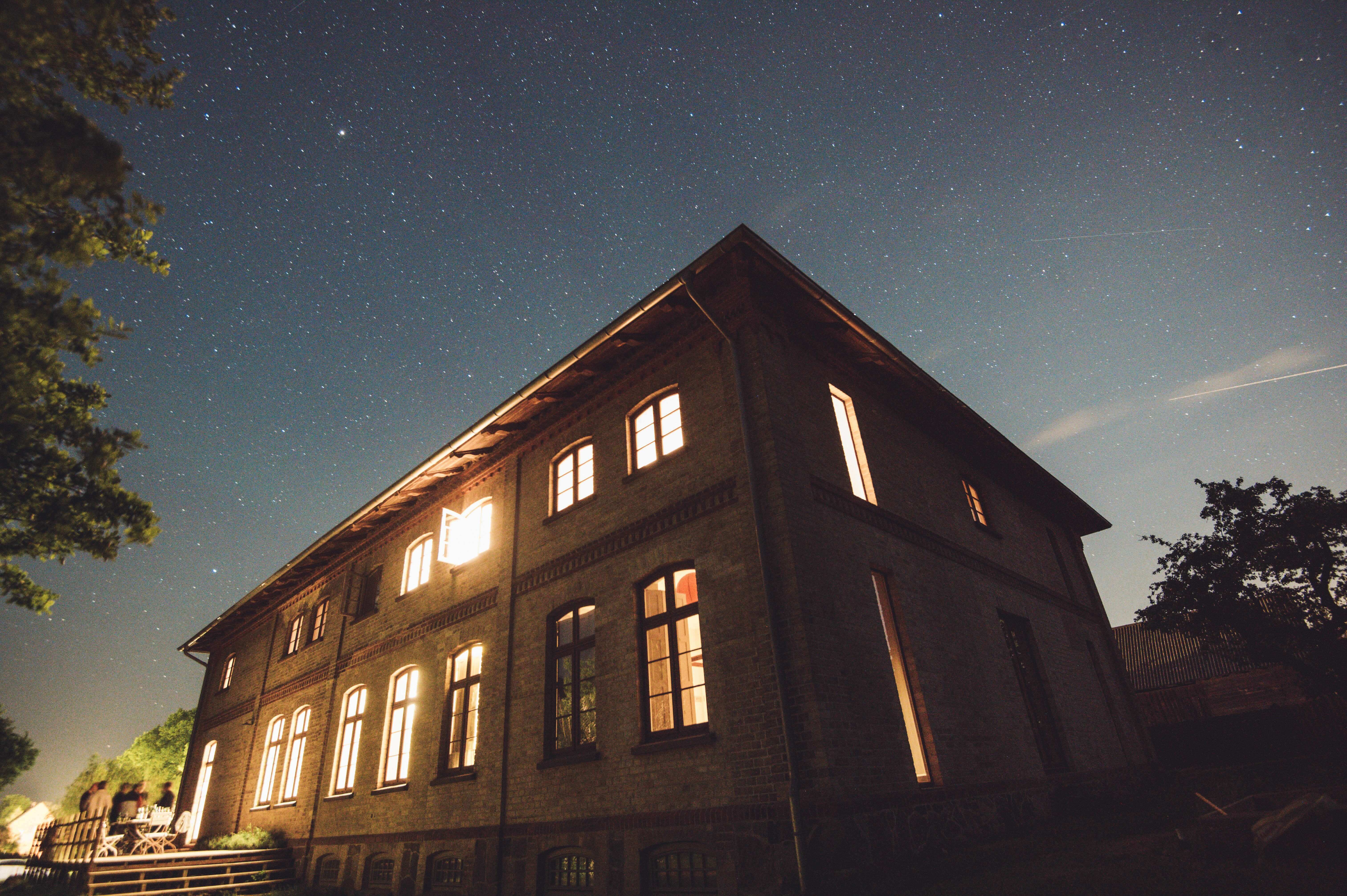 Vue des étoiles dans le jardin de la ferme
