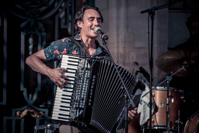 Pause nature au fil de l'eau : Bastien à l’accordéon