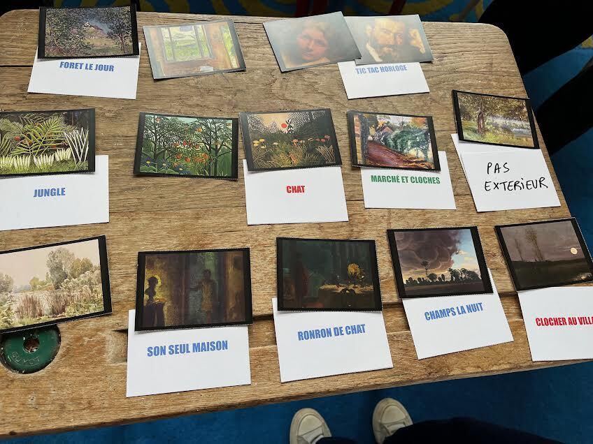 Découverte des tableaux de la mairie musée avec la table de montage mash'up, animation proposée par un groupe de collégiens
