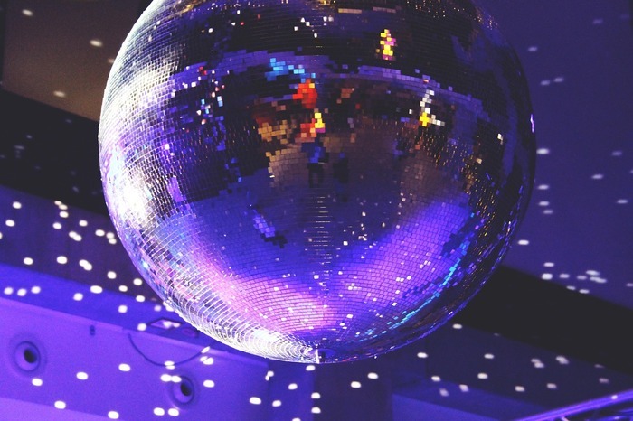 Nuit des bibliothèques : paillettes et boule à facettes