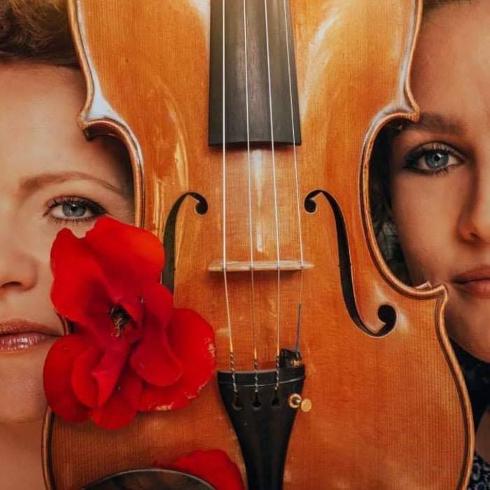 Dans le cadre du Waroch avec le duo Folk Celtique Kelf composé de Johanne Kenin Harpe Celtique et Virginie Le Furaut chanteuse.