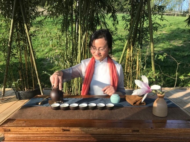 Quand le thé devient visible - l’esthétique comme rituel. Cérémonie du thé dans le bateau en pierre chinois dans les jardins du monde.