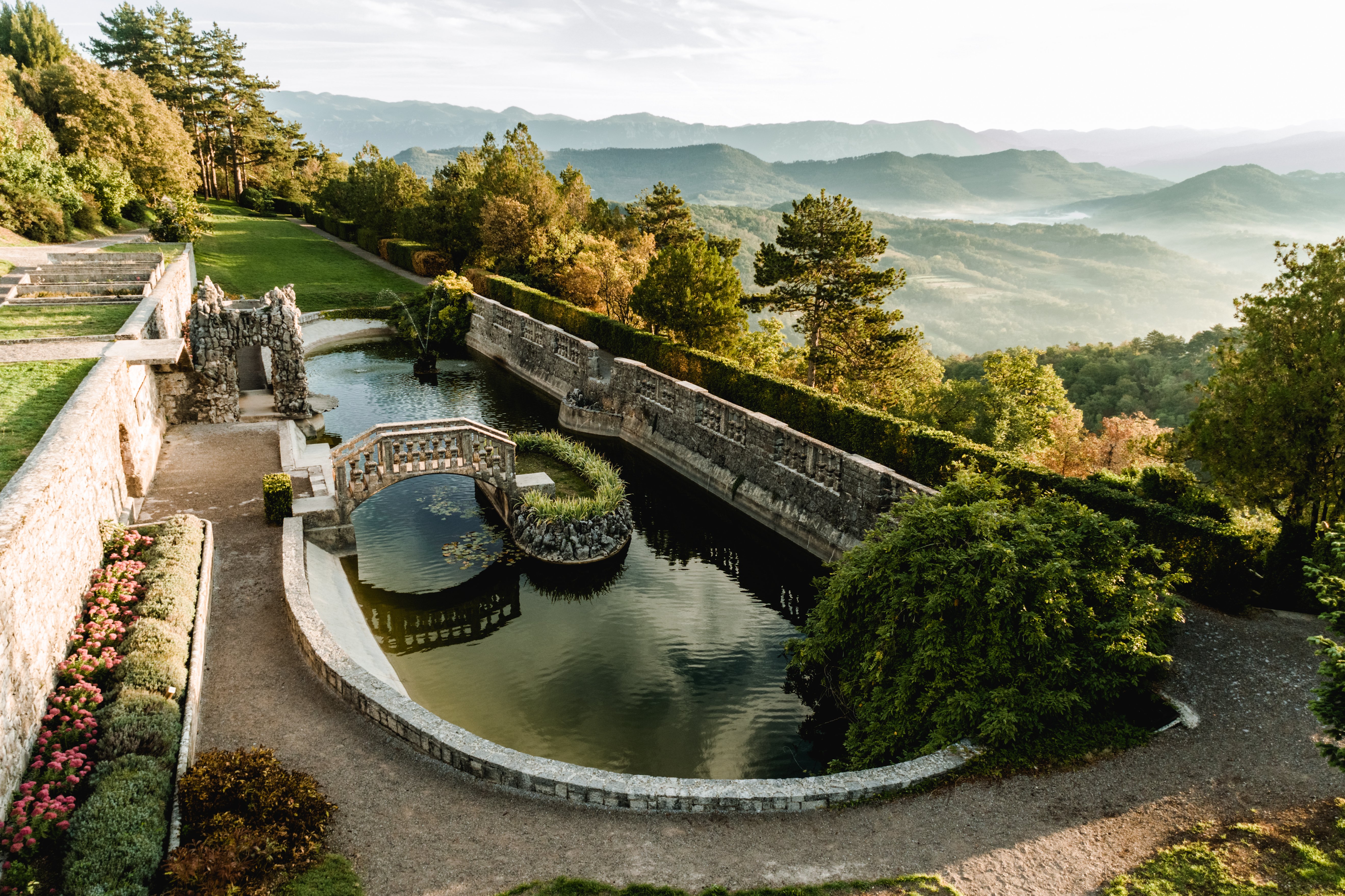 Le magnifique jardin Ferrari à Štanjel avec la maison Natalija
