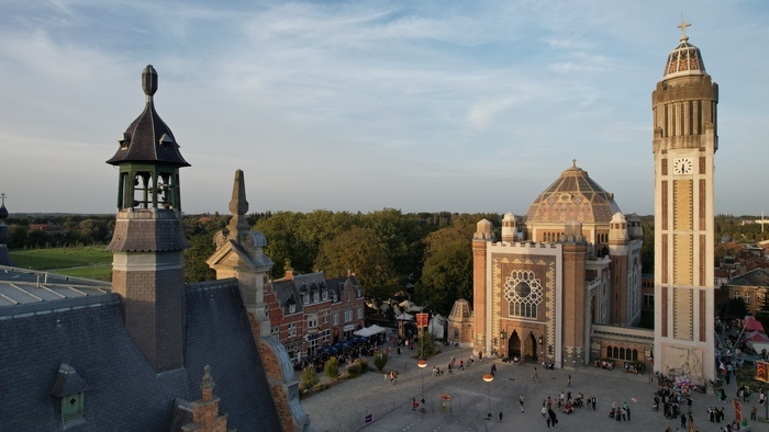 L'Eglise et l'Hôtel de ville s'observent