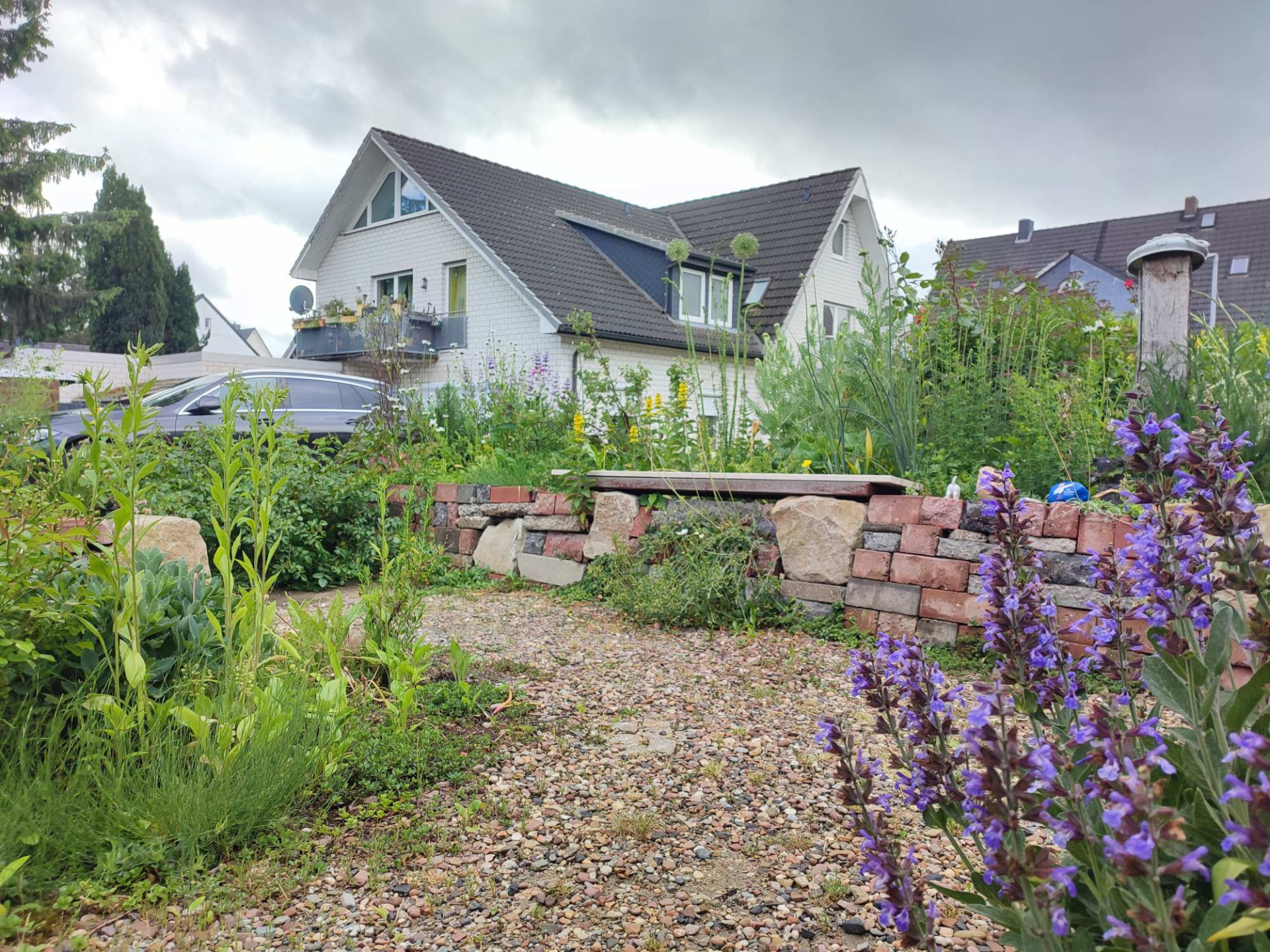 Porte ouverte dans le jardin Neumann