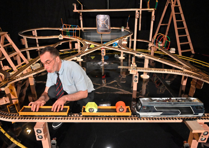 Théâtre d'objets sonores connectés, petits trains et human beatbox