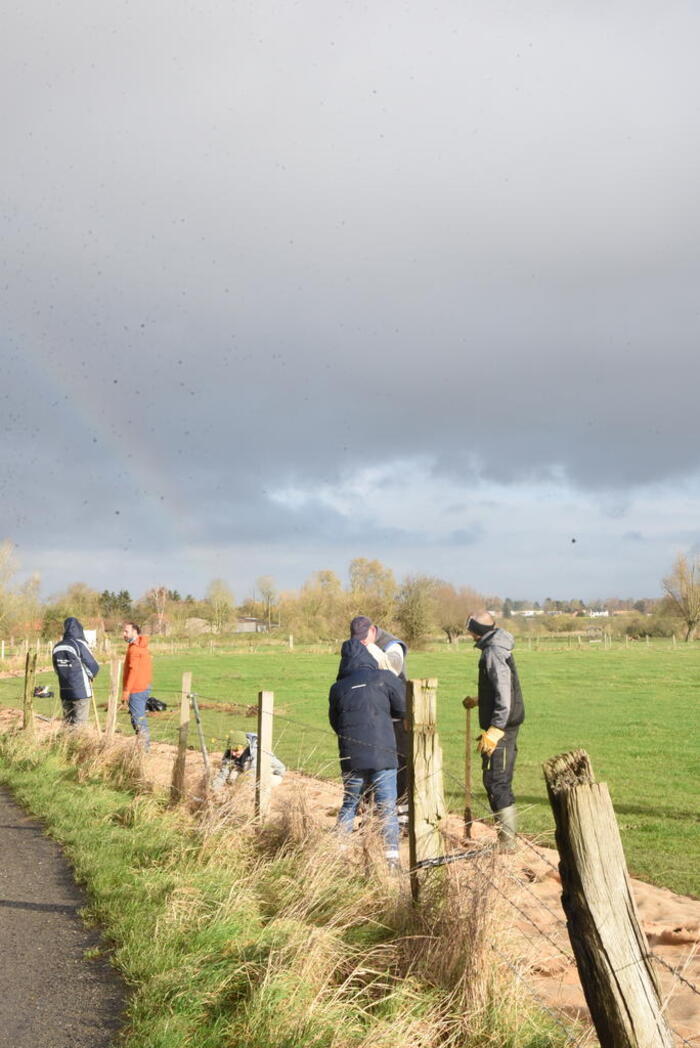 Réalisation d'une haie sèche au Parc Asnapio