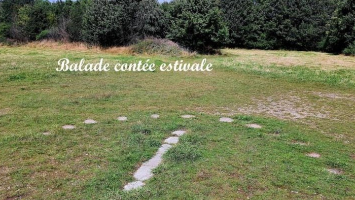 Aux quatre chemins de la balade contée il y a des korrigans, l'aventure. Le premier conte et le dernier sont dits dans le jardin proche. La marche est tranquille, propice aux échanges.