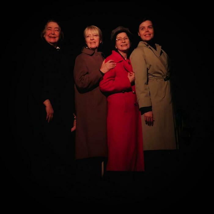 Les filles aux mains jaunes