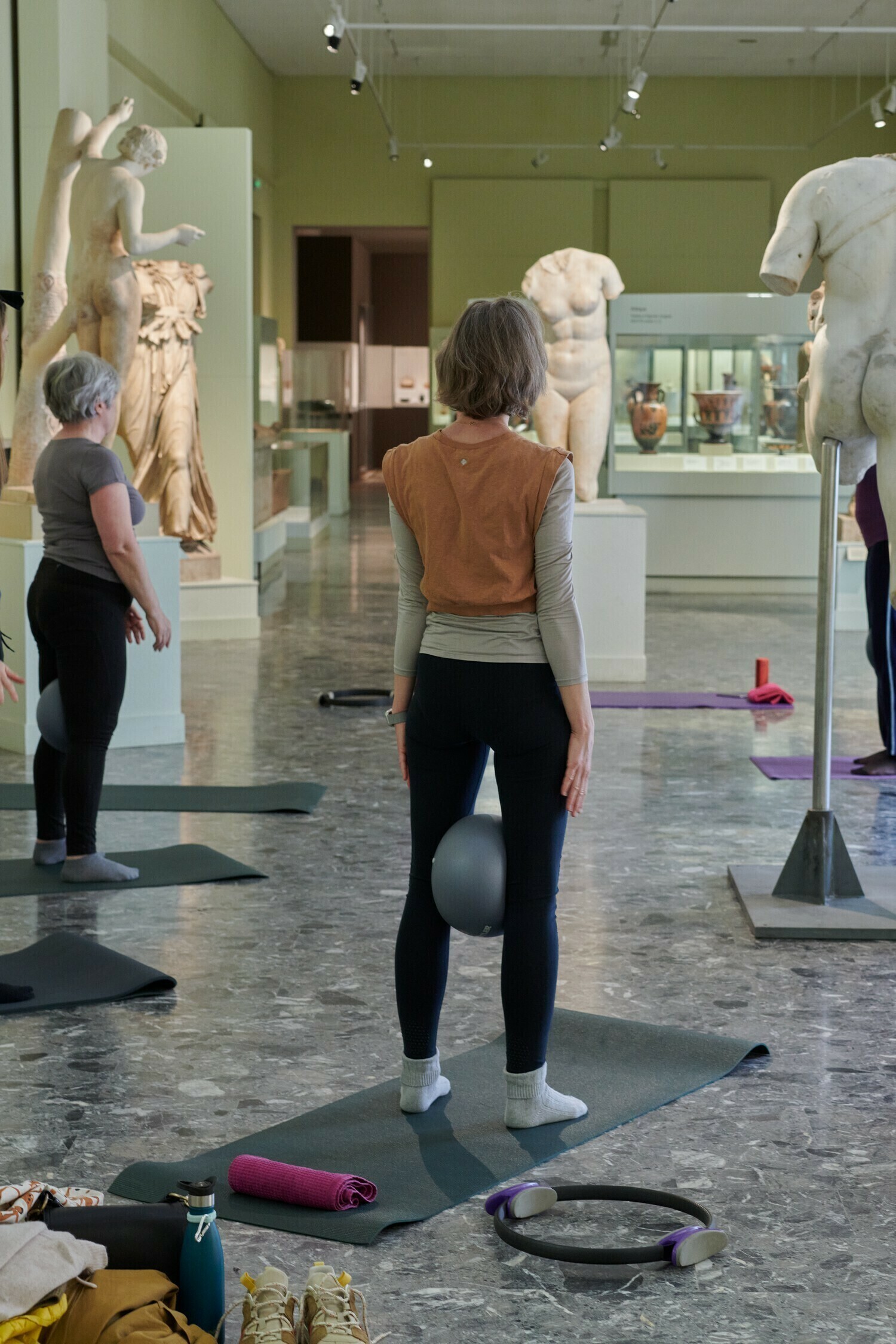 Pilates face aux œuvres : Une respiration en milieu de journée