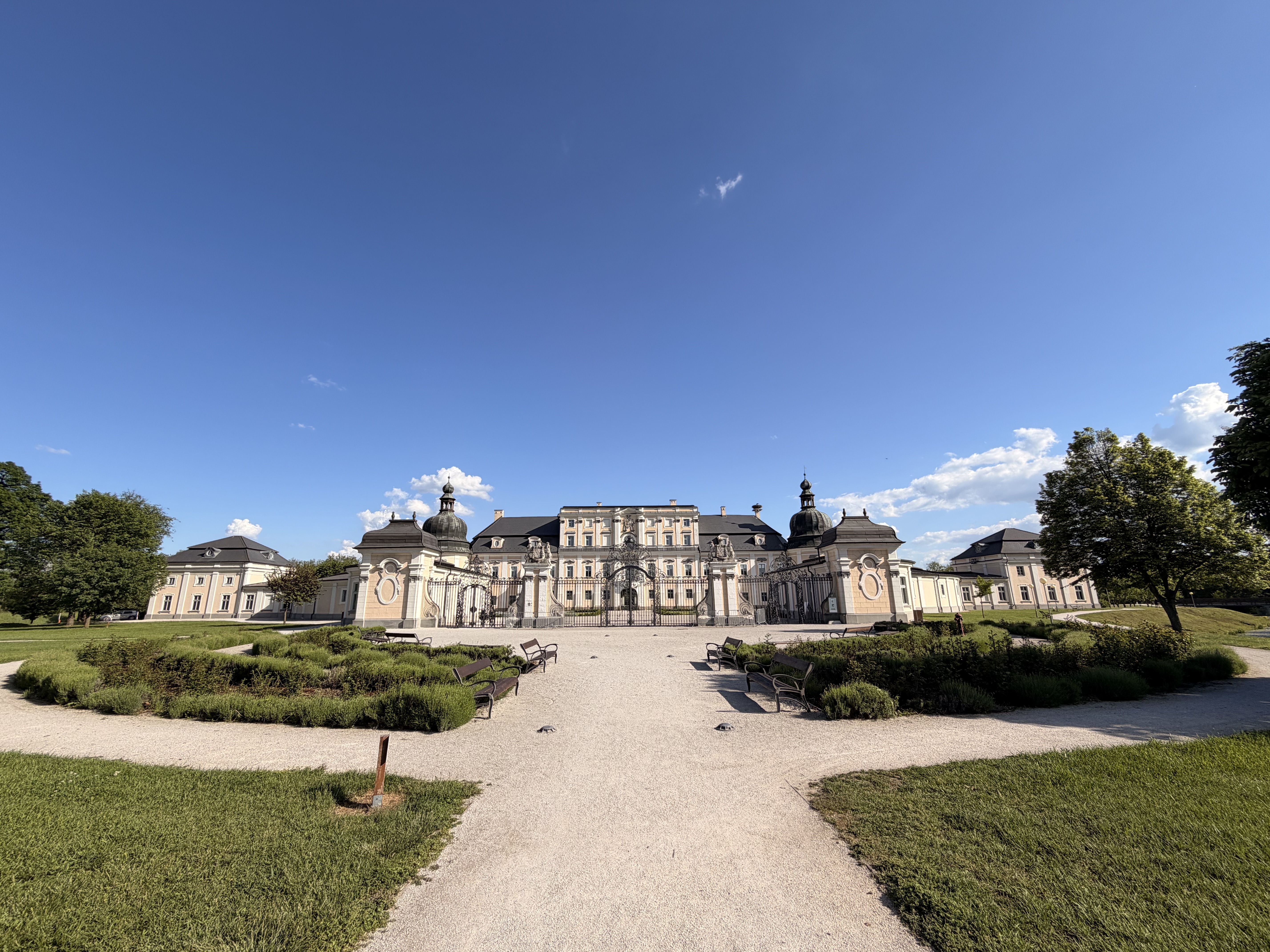 Visite guidée des jardins du château de L’Huillier-Coburg, Edelény