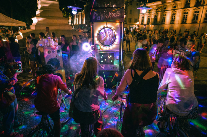 Douche à paillettes – Compagnie Les Cyclophones