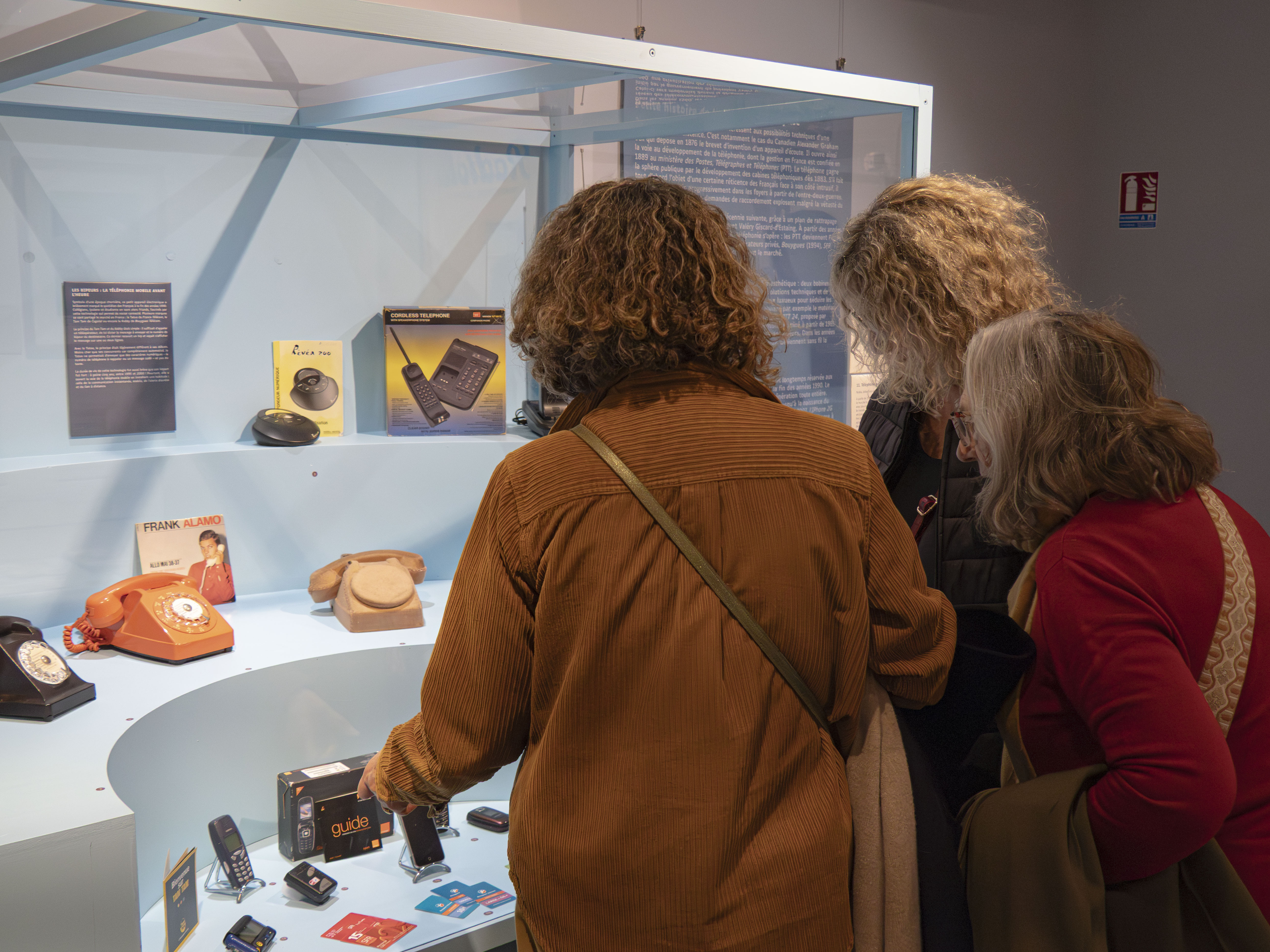 Visite guidée de l'exposition "Tous branchés ! De la radio au smartphone : histoire des télécommunications"