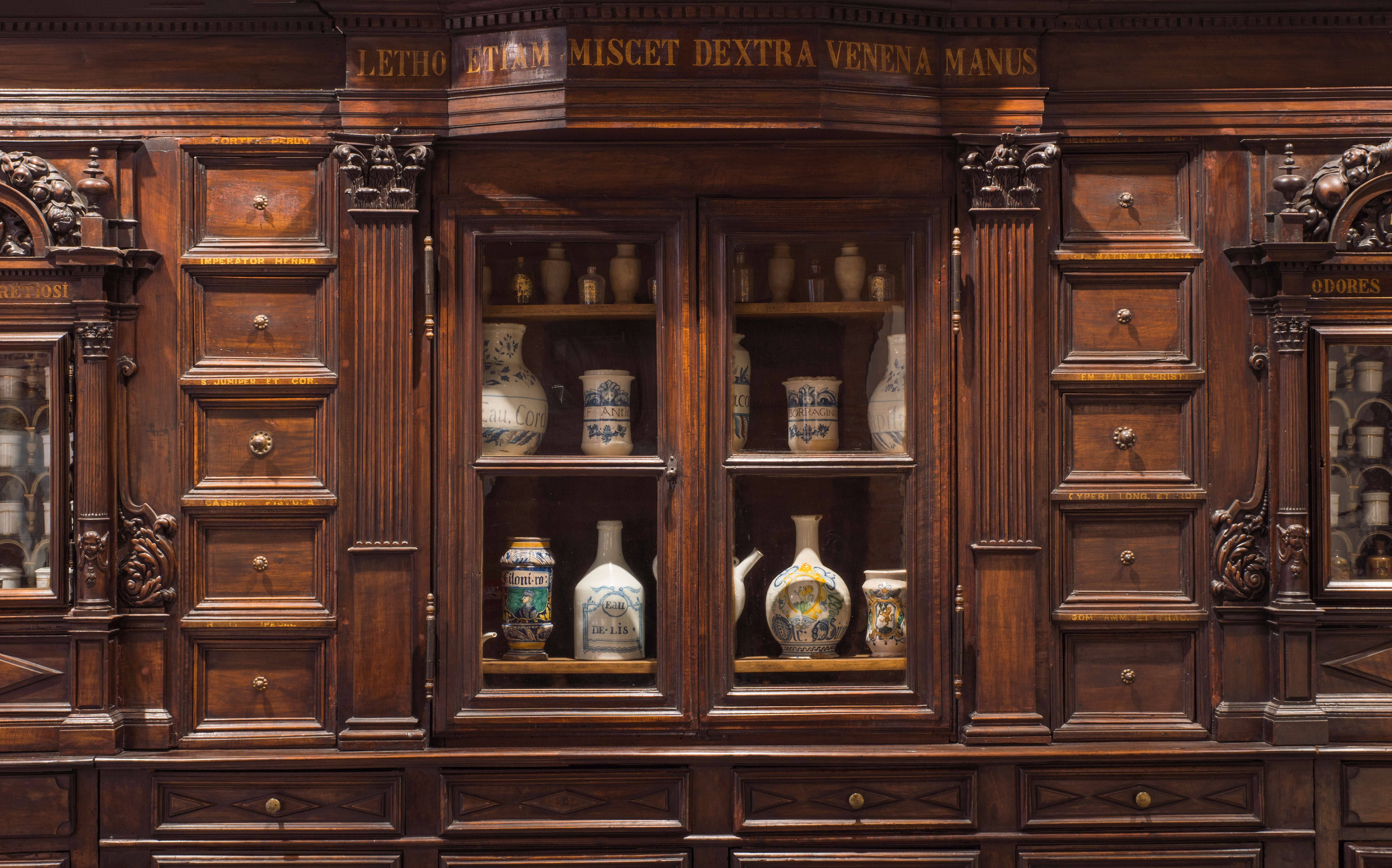Visite "Mon précieux": Un meuble d'apothicaire du XVIIe siècle