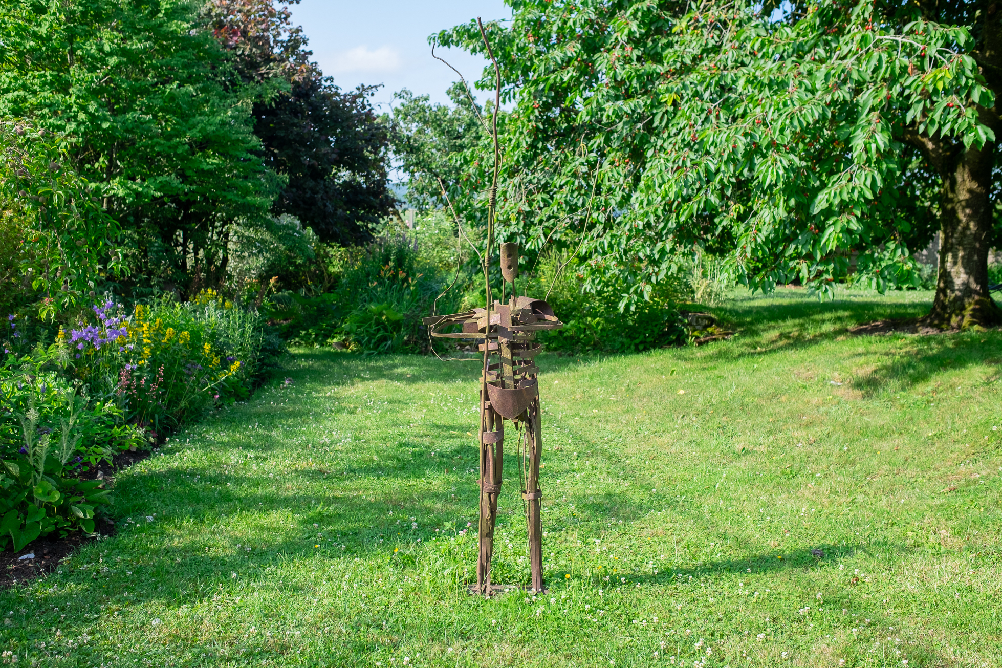 Visite d'une exposition collective d'art contemporain dans un lieu inédit