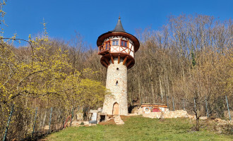 La tour Hájska au bord de l'effondrement