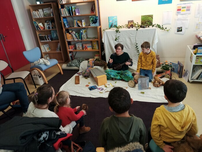Séance animée par Laorañs ( formatrice de breton/ médiatrice du livre) et offerte par l'association locale Andon (culture bretonne et langues de Bretagne en pays de Questembert).