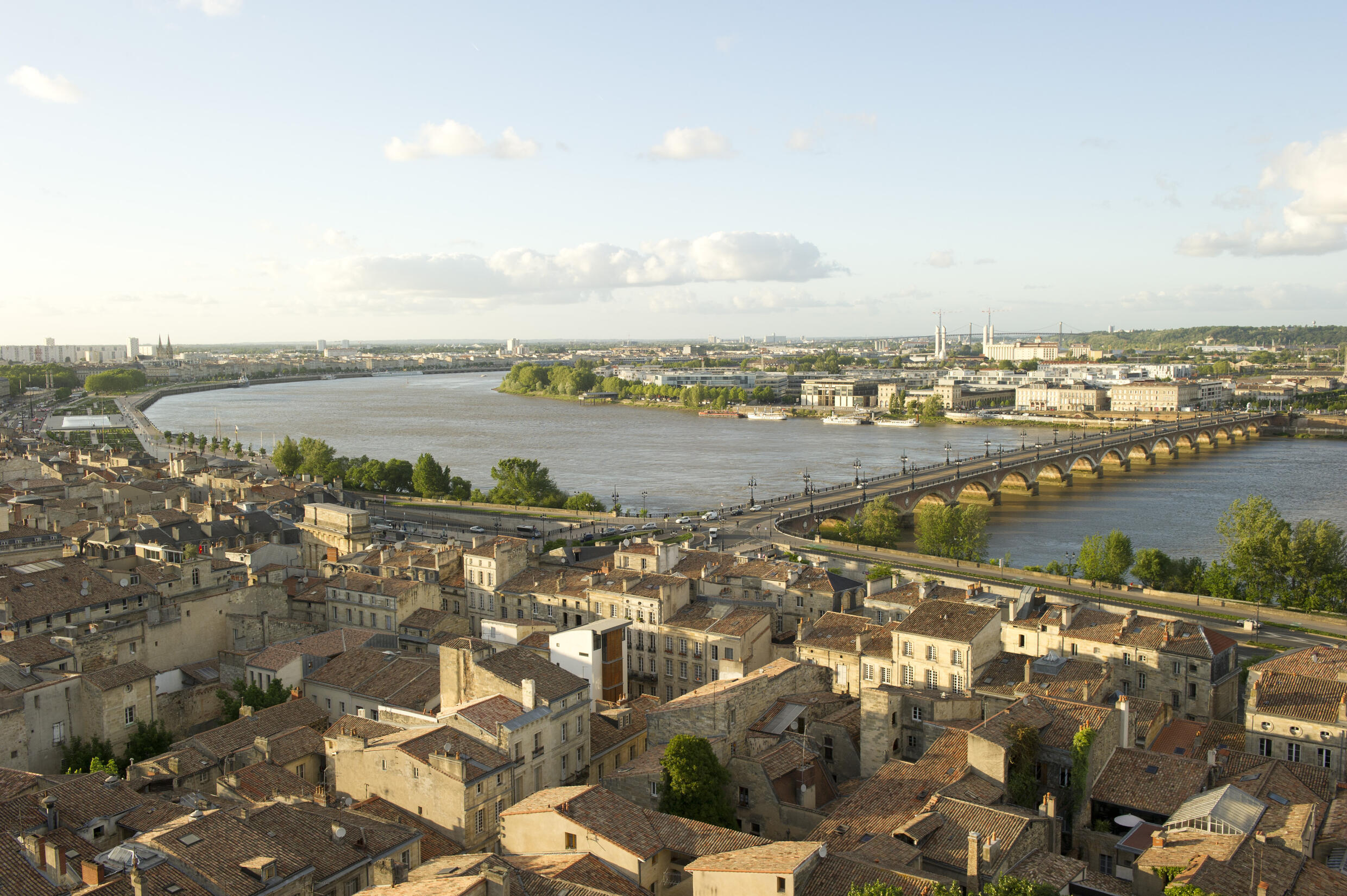 Bordeaux passé-présent : voyage dans le port de la Lune