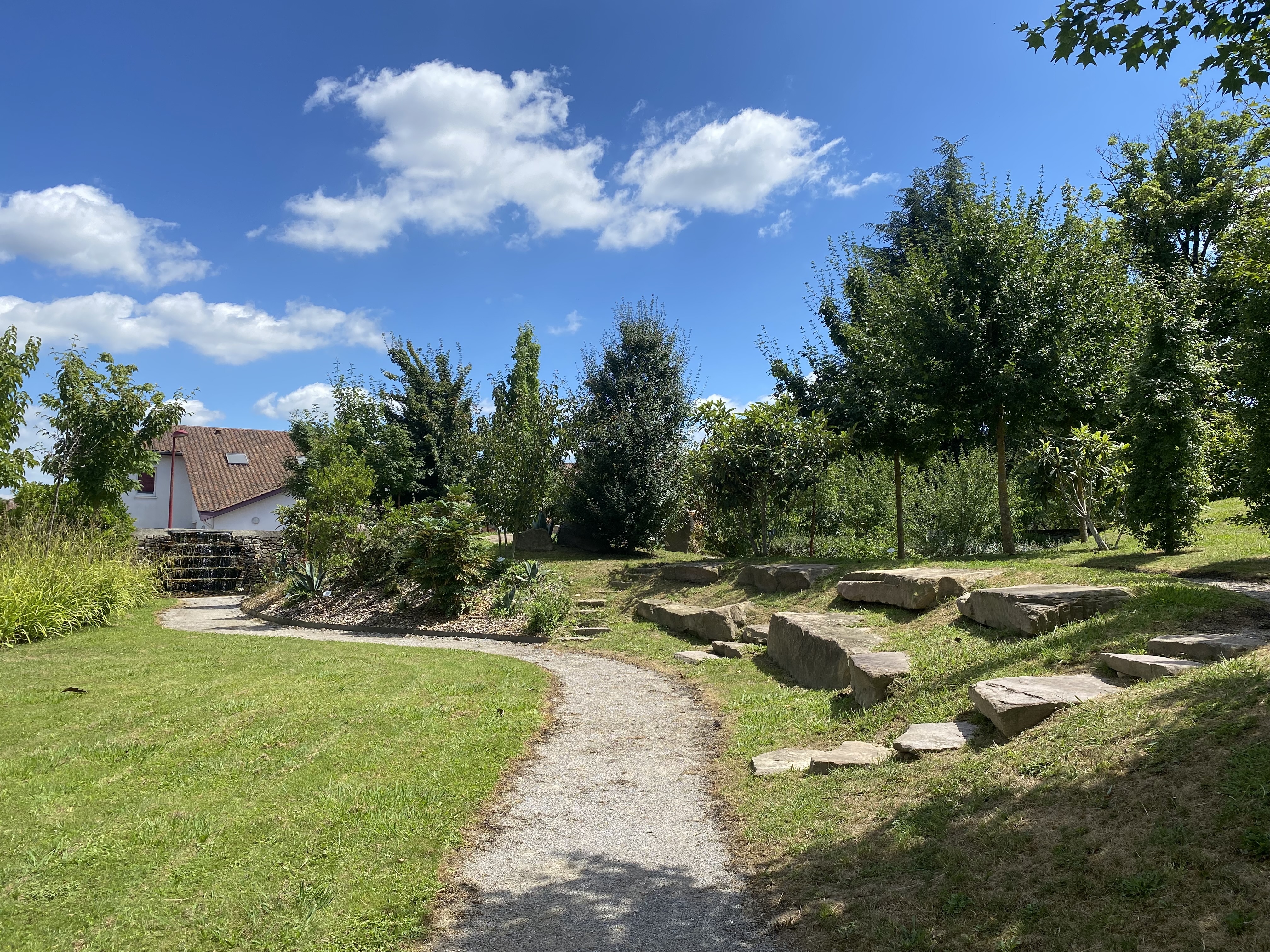 Cours de yoga au jardin paysager de l'Espace Culturel Bideak (Saint-Palais)