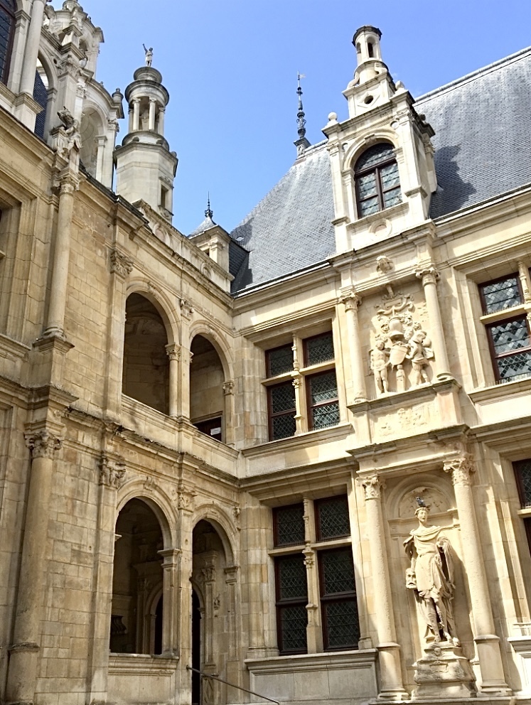 Visite guidée de l'Académie des Sciences, Arts et Belles-Lettres et du chevet de l'église Saint-Pierre