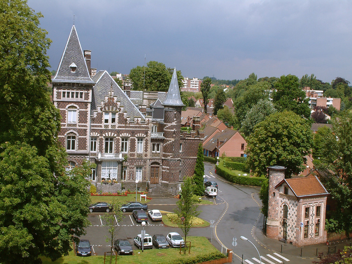 Architectural and historical walk "Castles and avenues around the town hall"