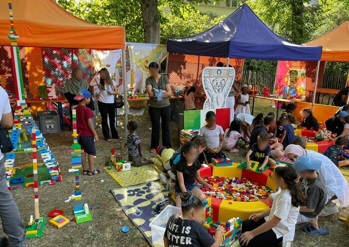 Atelier construction de moulin en briques de couleurs