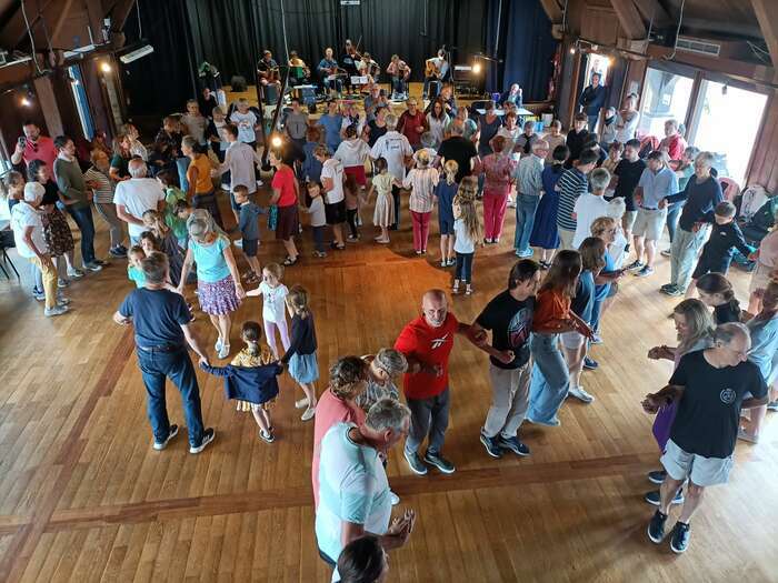 séances d'initiation à la danse bretonne par l'association Arzhon e Koroll