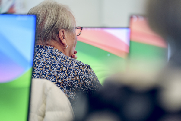 Seniors, ateliers numériques pratiques | Téléphones portables, ordinateurs et tablettes