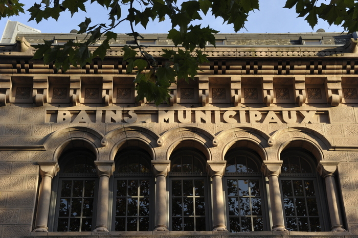 Entrée historique des bains municipaux - Spectacle "Run" par la compagnie Zahrbat