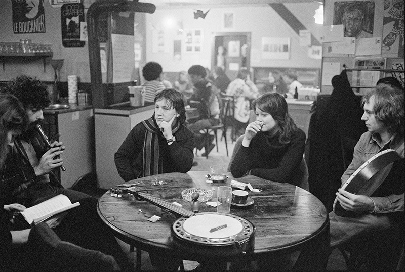 Sociabiliser dans les cafés: une pratique révolue?