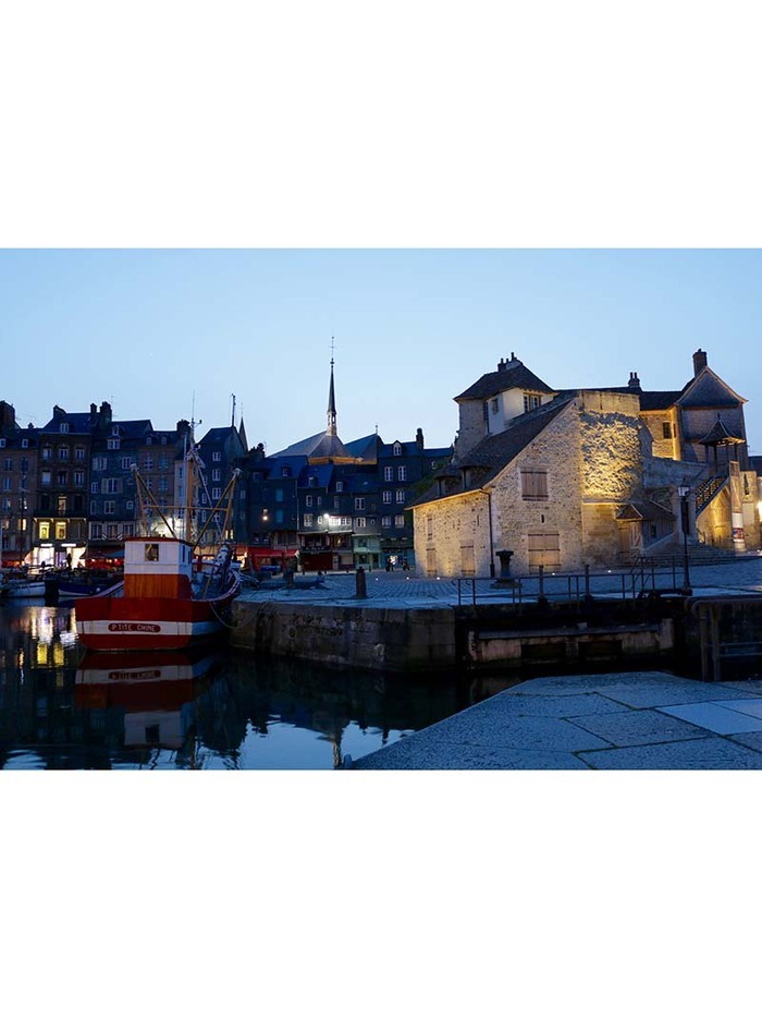 Dans le vieux bassin d’Honfleur au pied de la Lieutenance