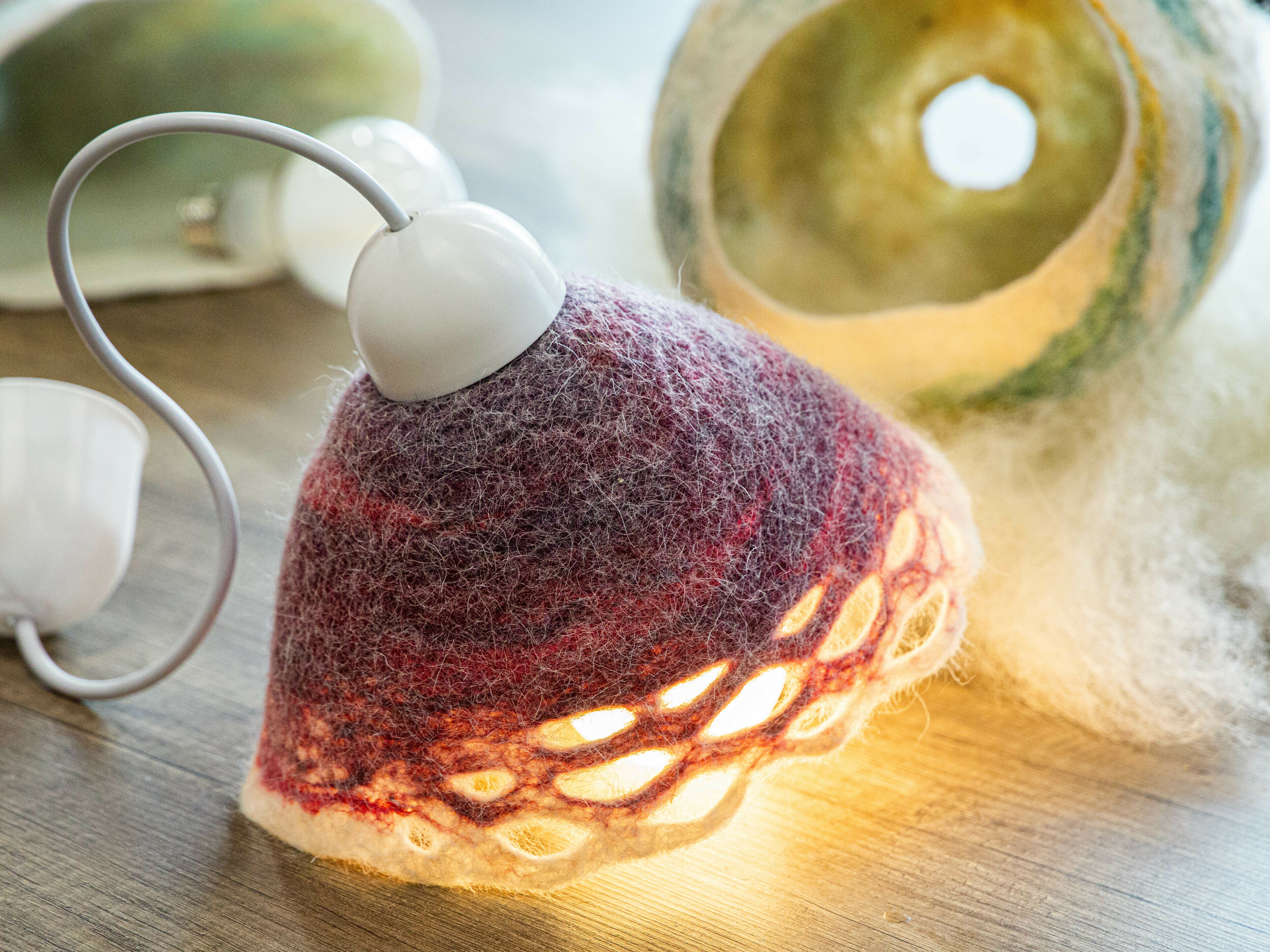 Atelier feutrage en volume : pingouin, cache-pot ou luminaire