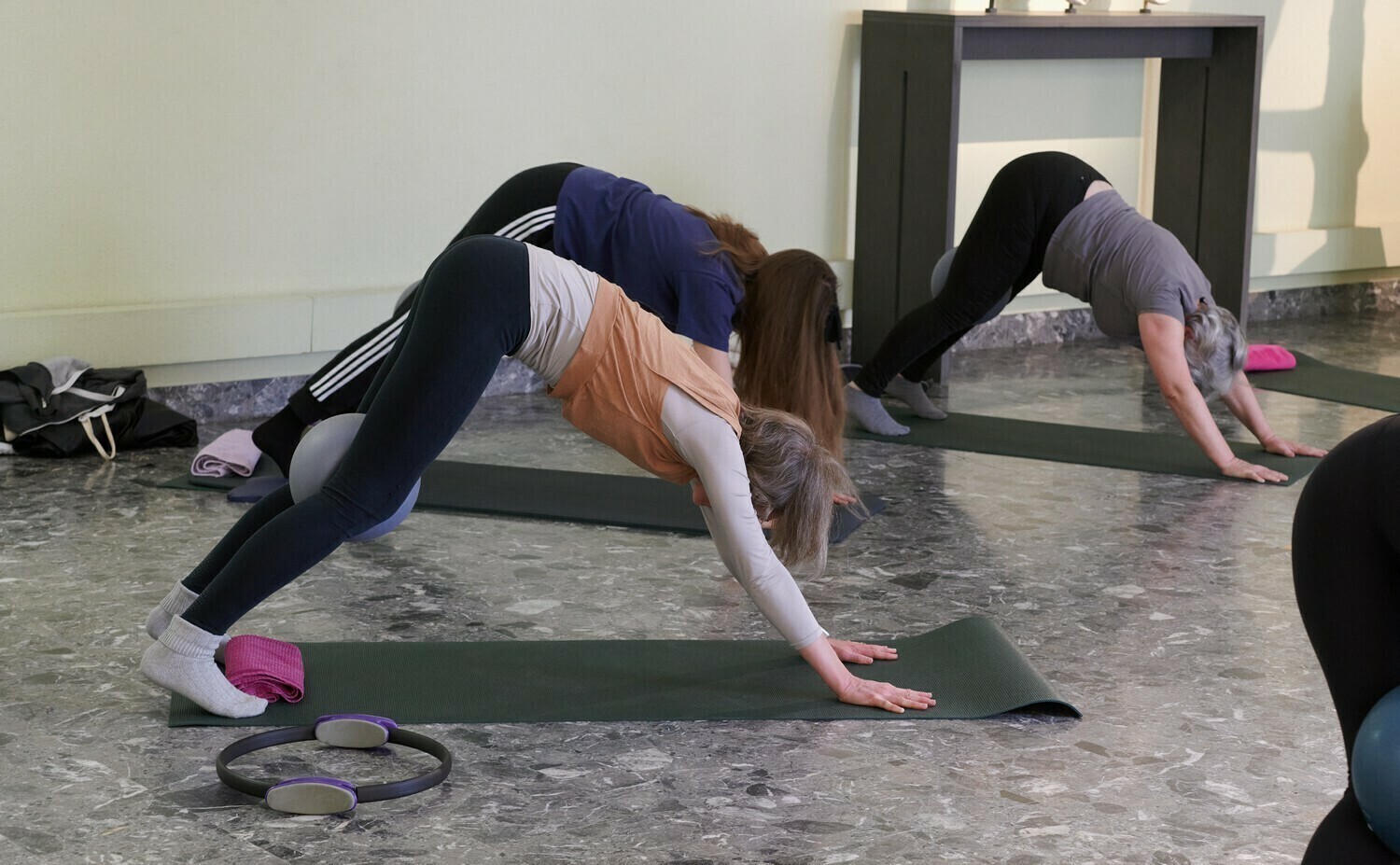 Pilates face aux œuvres : Une respiration en milieu de journée