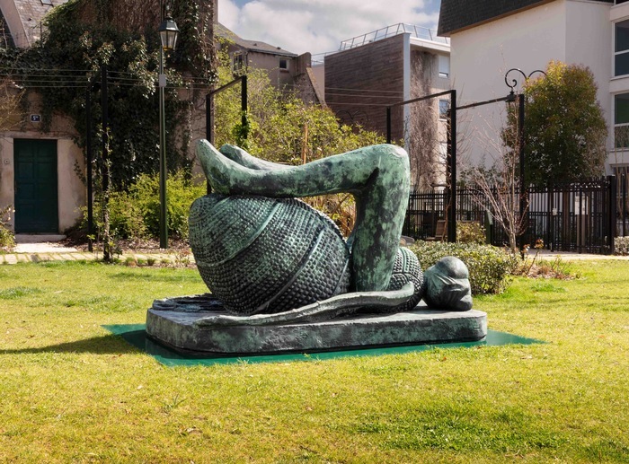 Devant l'entrée du jardin Auguste de Saint-Hilaire