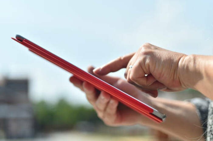 Faciliter la communication et simplifier le quotidien avec un proche fragilisé
