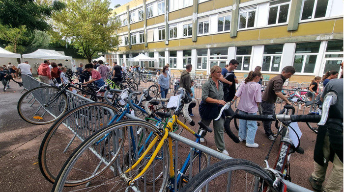 Sur le parvis du collège, face à l’hôtel de ville