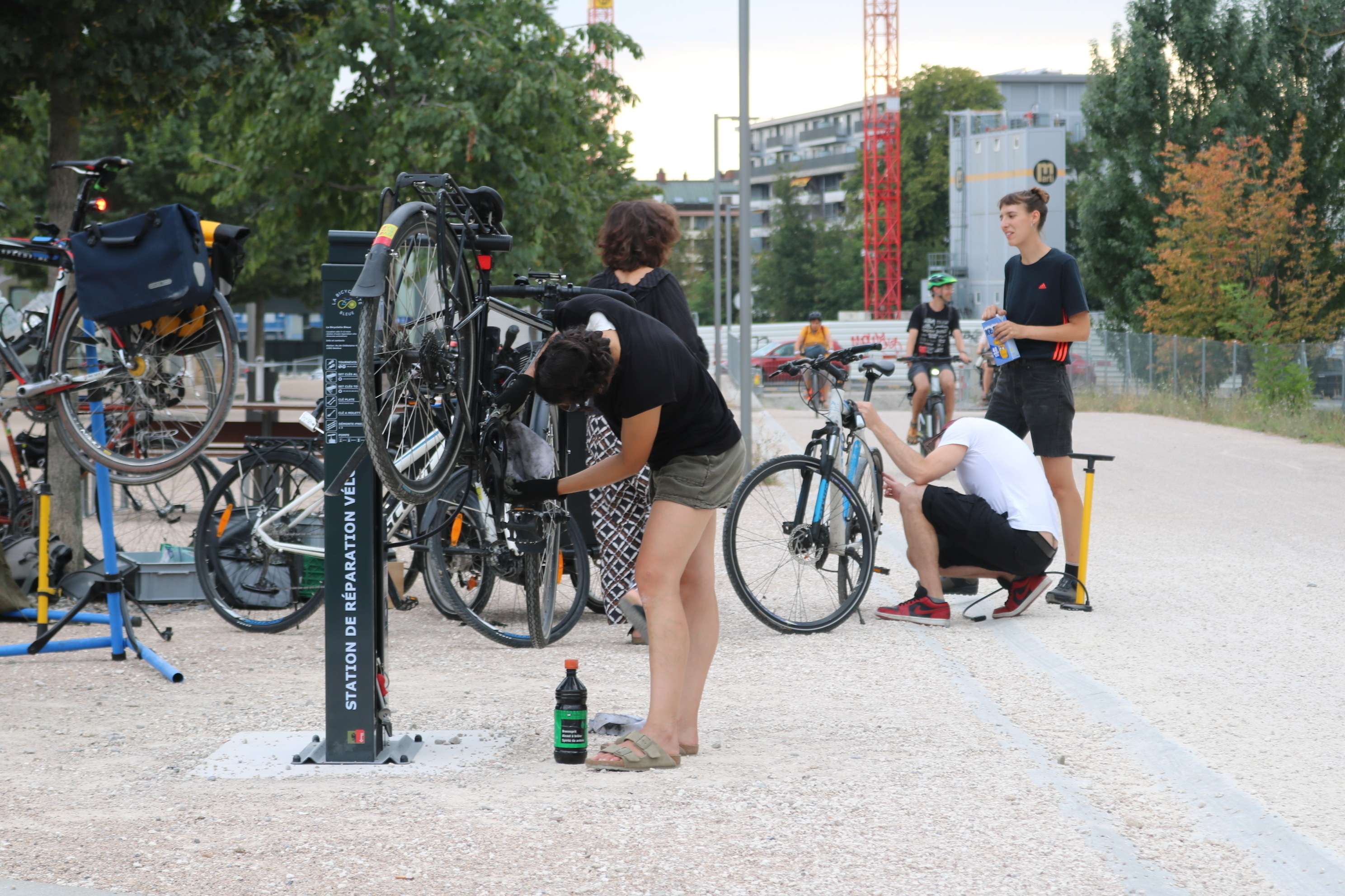 Atelier vélos à la station d'auto-réparation de la voie verte