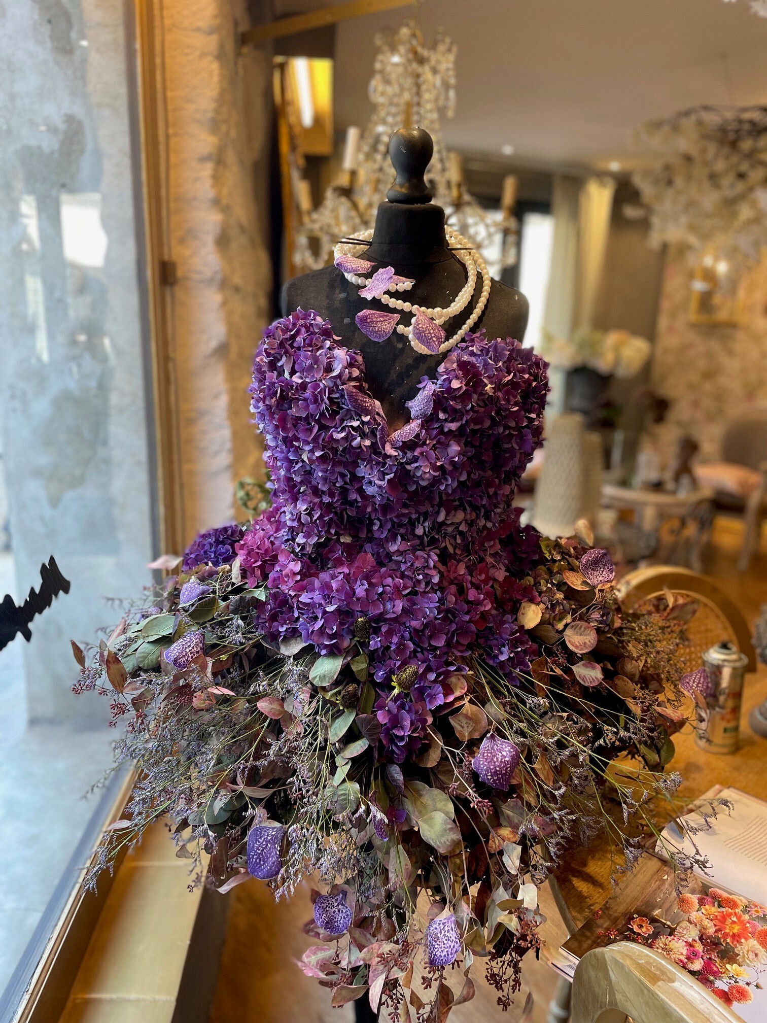 Exposition de robes en fleurs