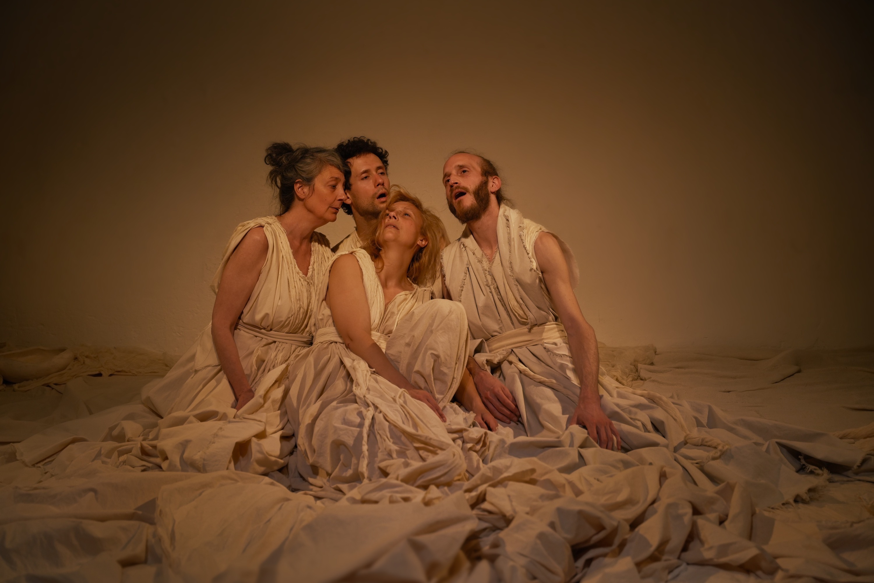 MEG X ADEM | L'Enveillée : performance de théâtre et chant autour de la mort et de ses rites