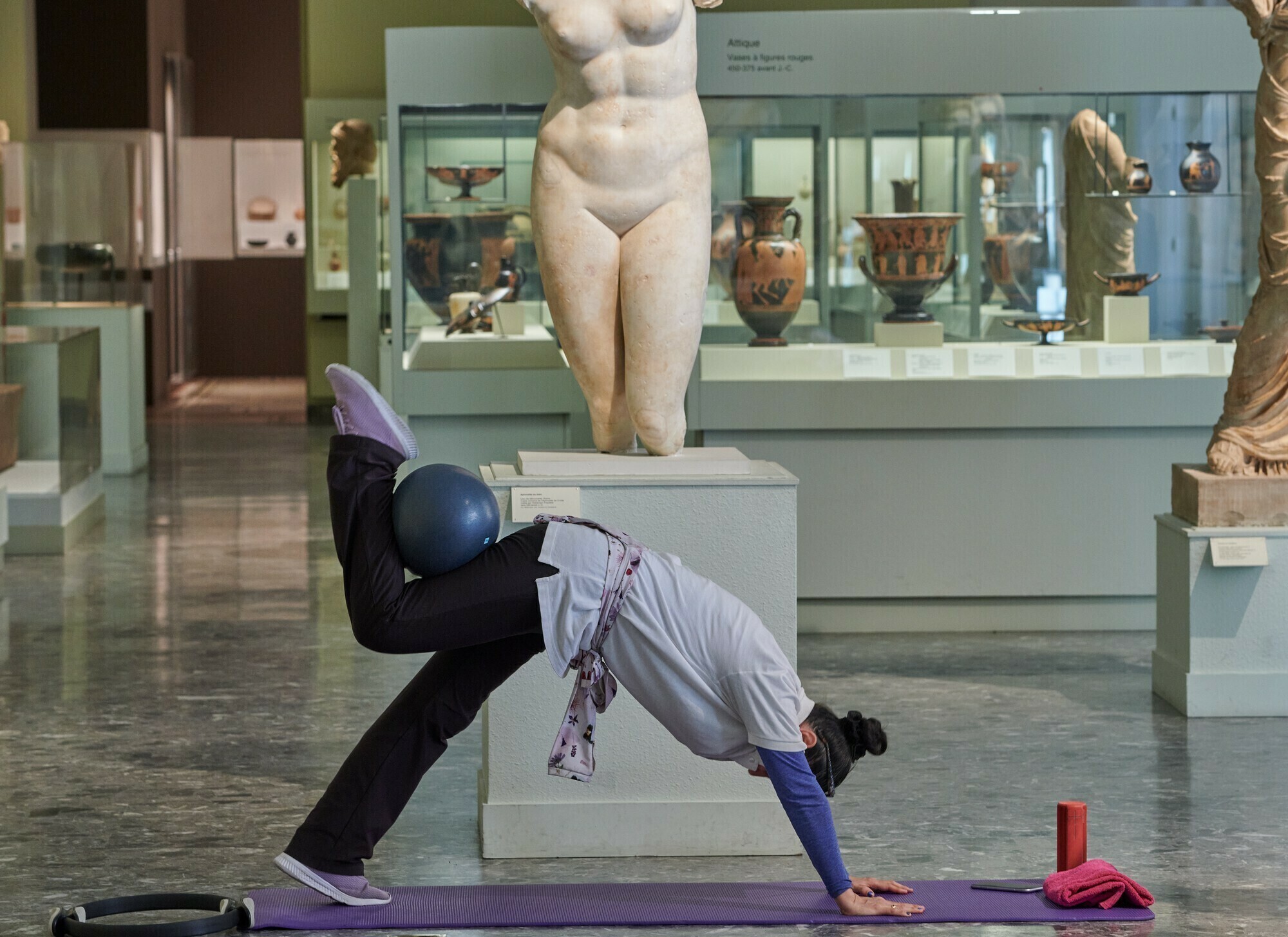 Pilates face aux œuvres : Une respiration en milieu de journée